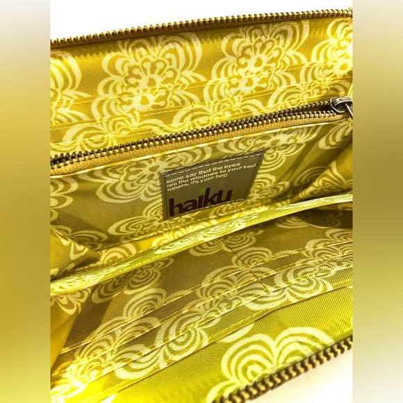 Haiku Embroidered Clutch Green Flower Design - Picture 3 of 3